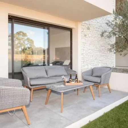 Solaneos Propose Magnifique T4 Neuf Sur Le Port Avec Piscine Chauffee *