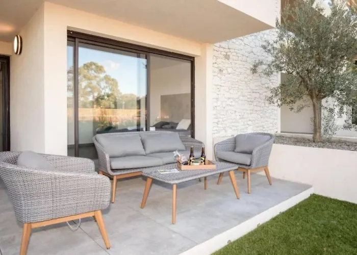 Solaneos Propose Magnifique T4 Neuf Sur Le Port Avec Piscine Chauffee *