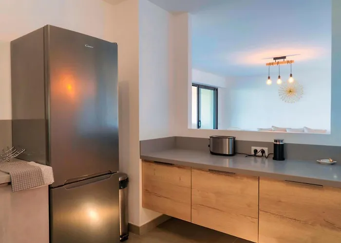 Solaneos Propose Magnifique T4 Neuf Sur Le Port Avec Piscine Chauffee アパート